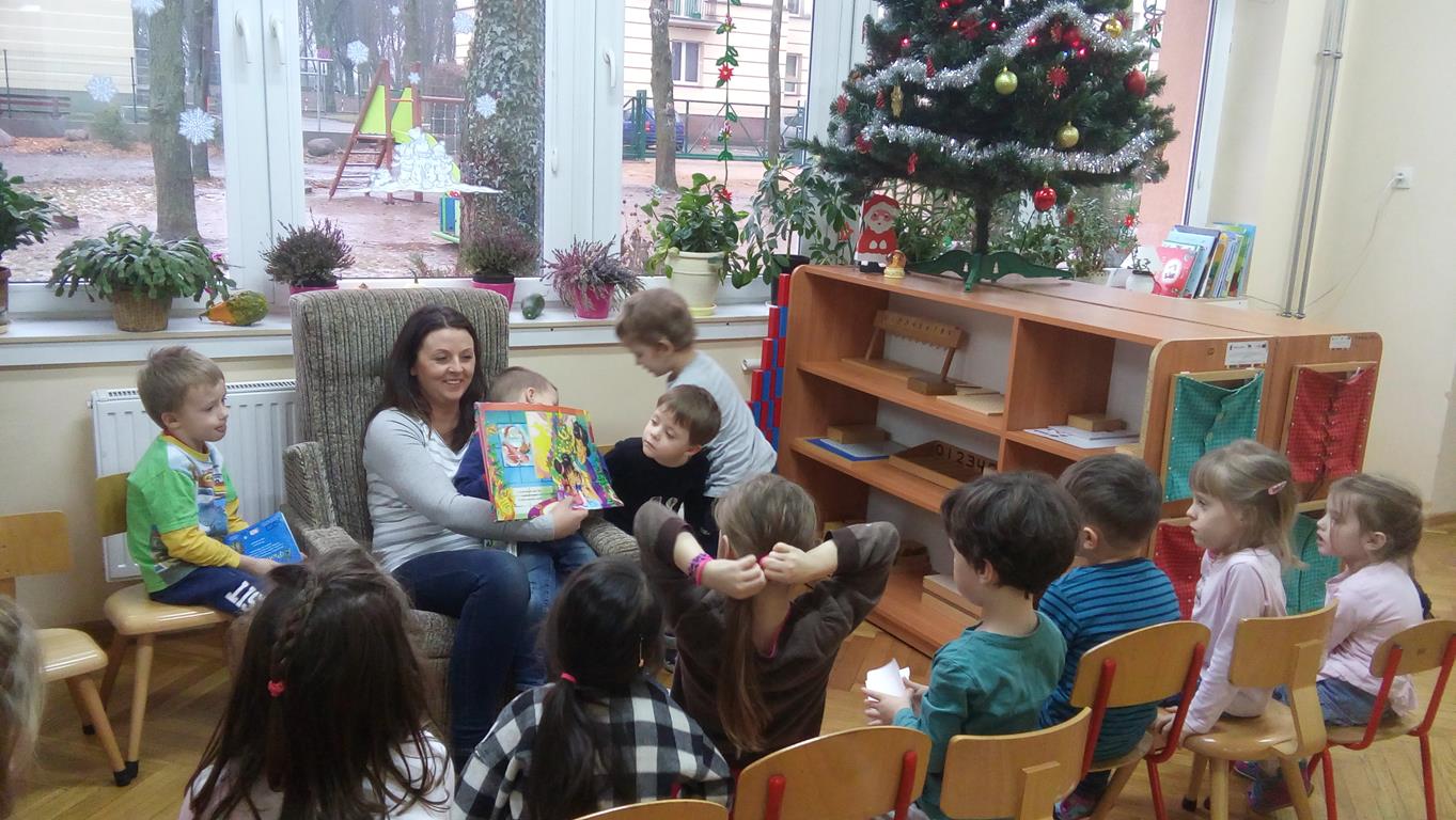 Mama Anastazji i Dawidka czyta dzieciom z grupy IV