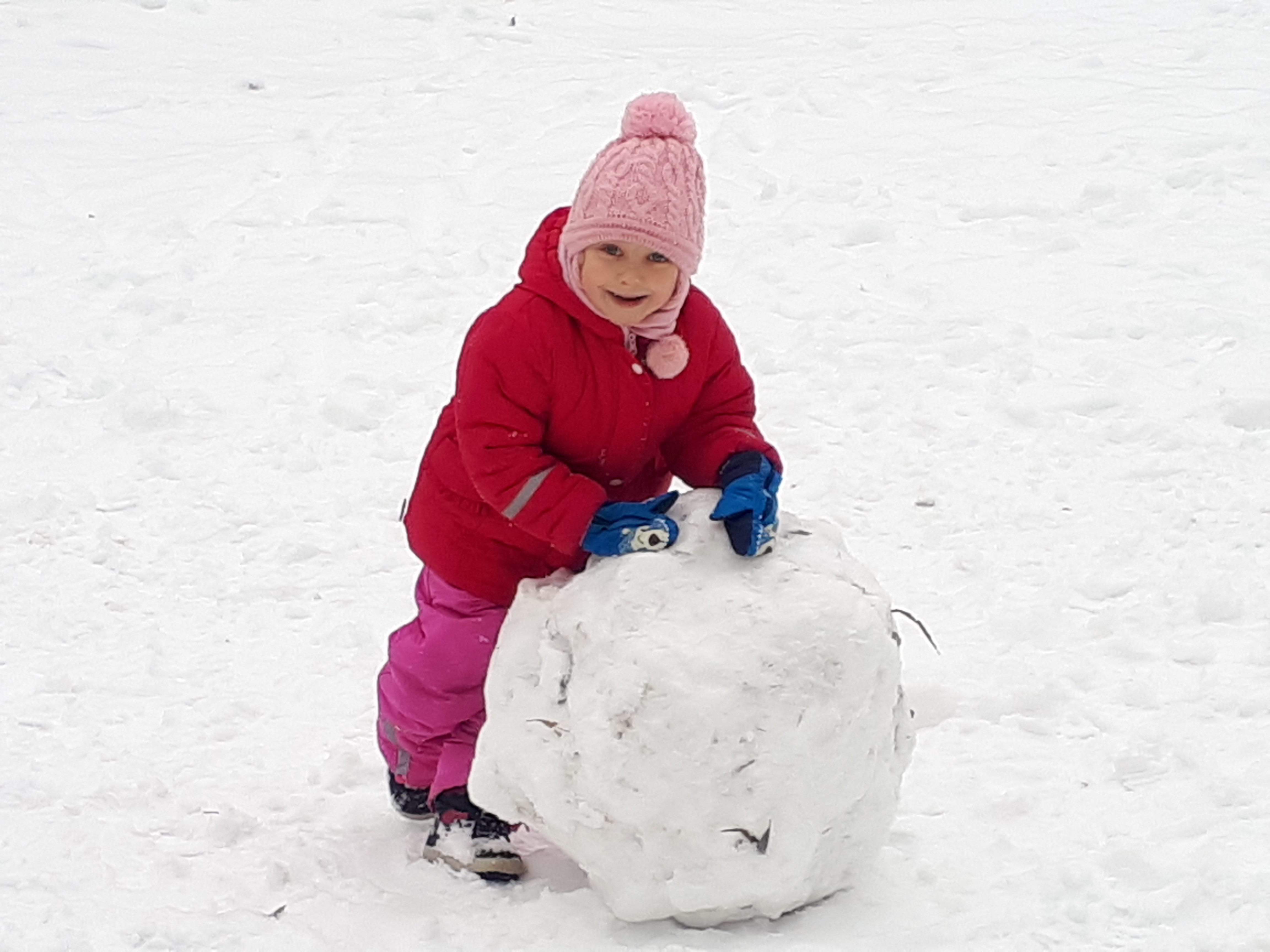 Zimowe zabawy na śniegu dzieci z grupy II