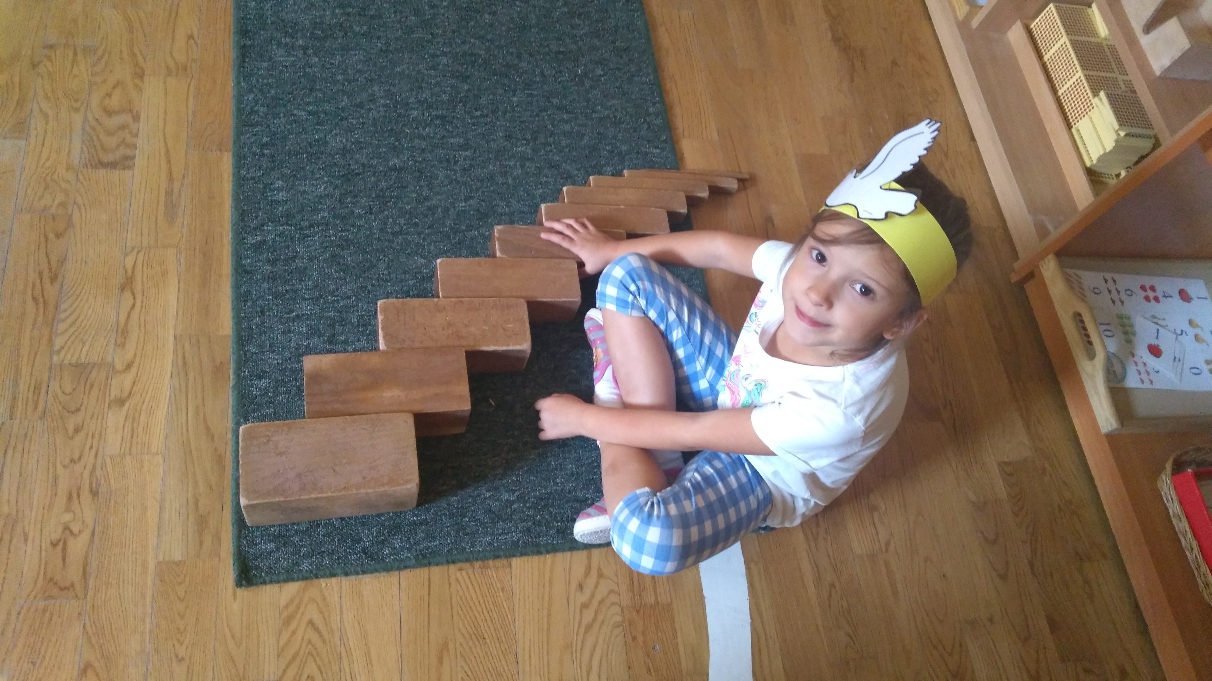 Ćwiczenia z brązowymi schodami – inspiracje dzieci z grupy VII