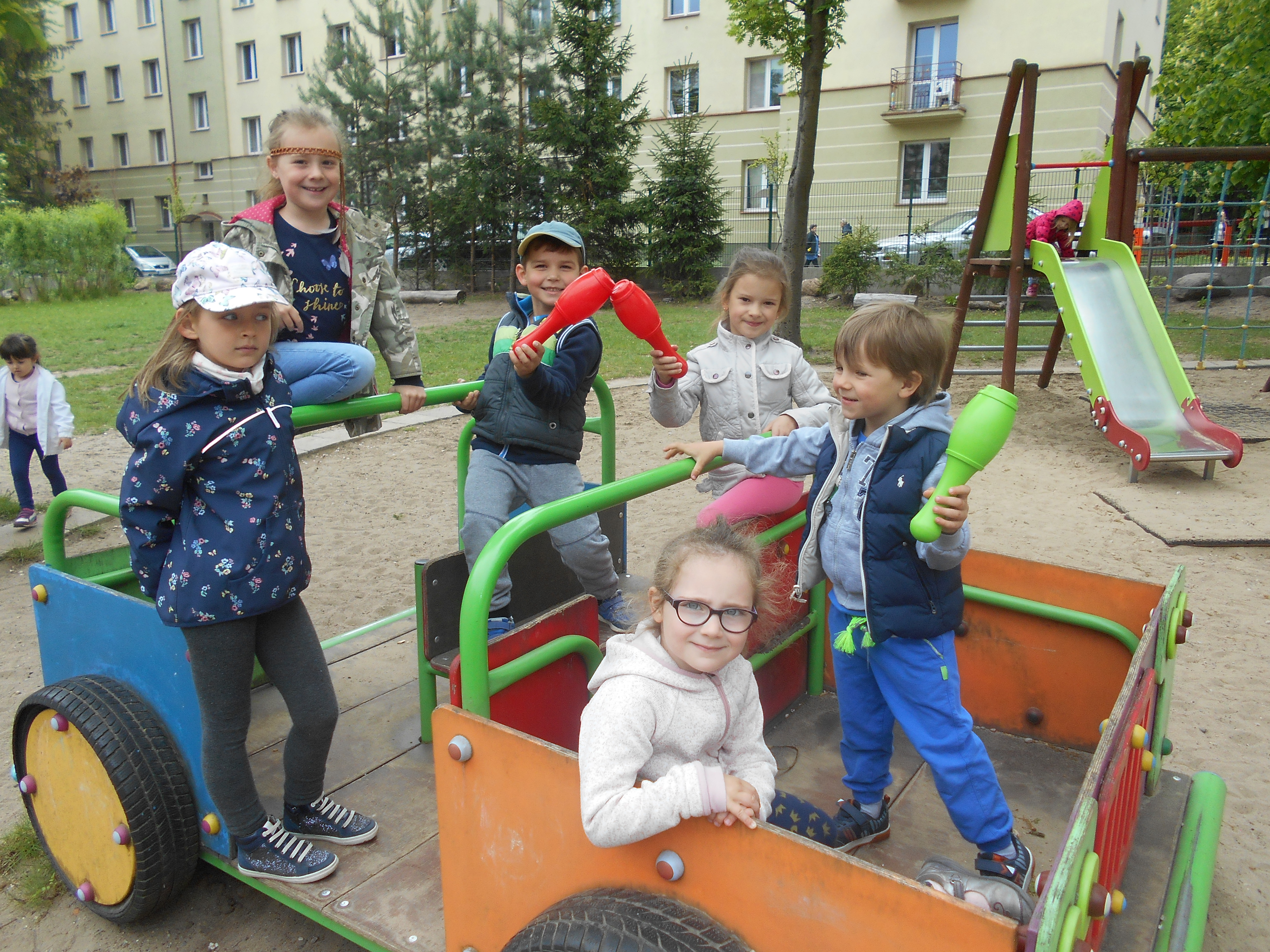 Zabawy dowolne w ogrodzie przedszkolnym – grupa VII