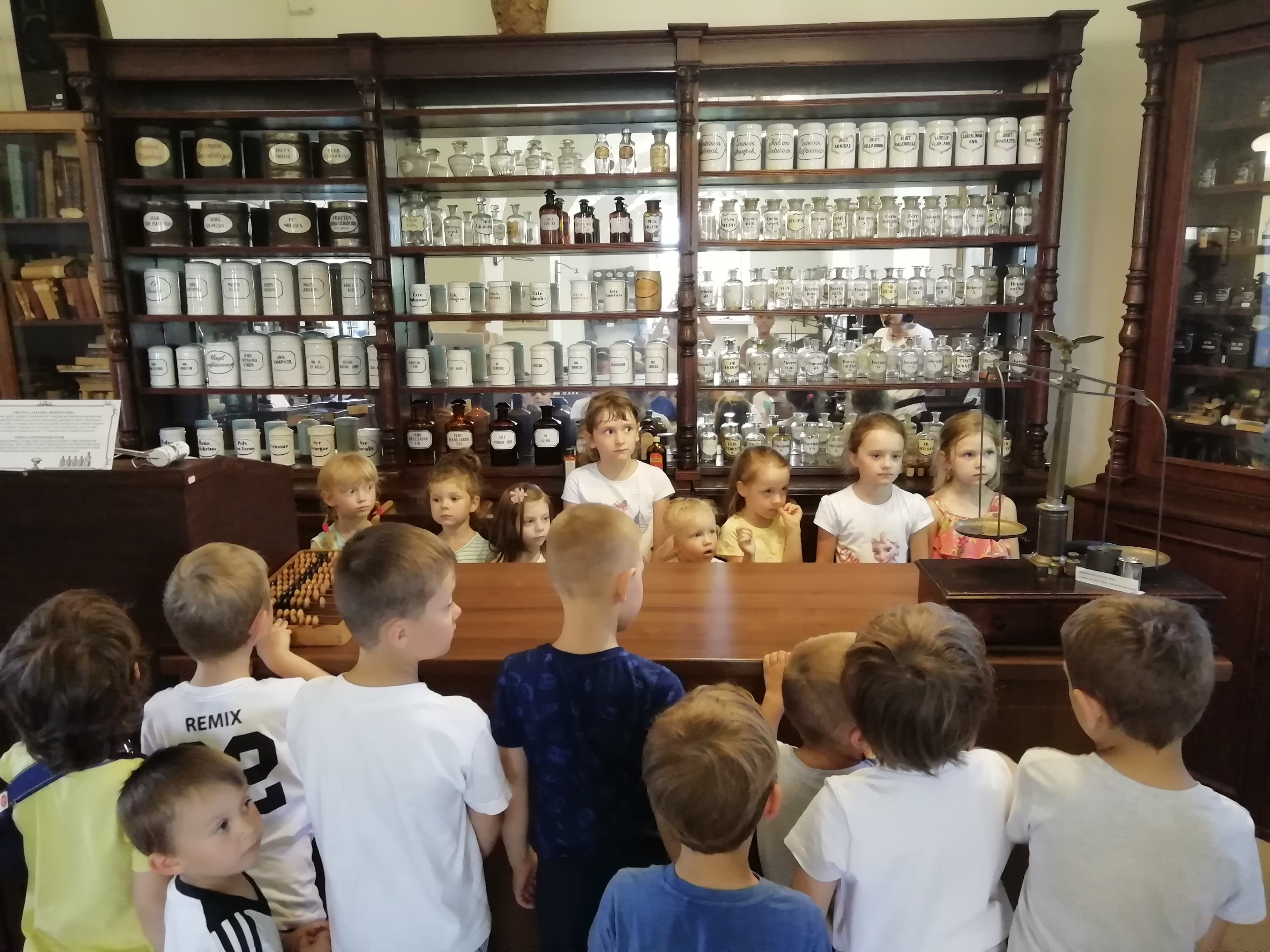 Dzieci z grupy V zwiedziły Muzeum Historii Medycyny i Farmacji UMB.