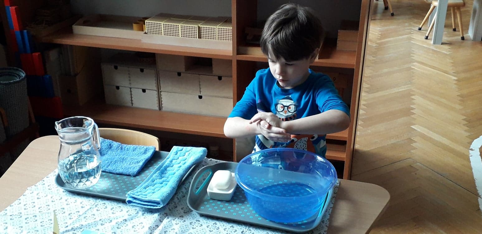 Mycie rąk w metodzie Montessori – grupa V