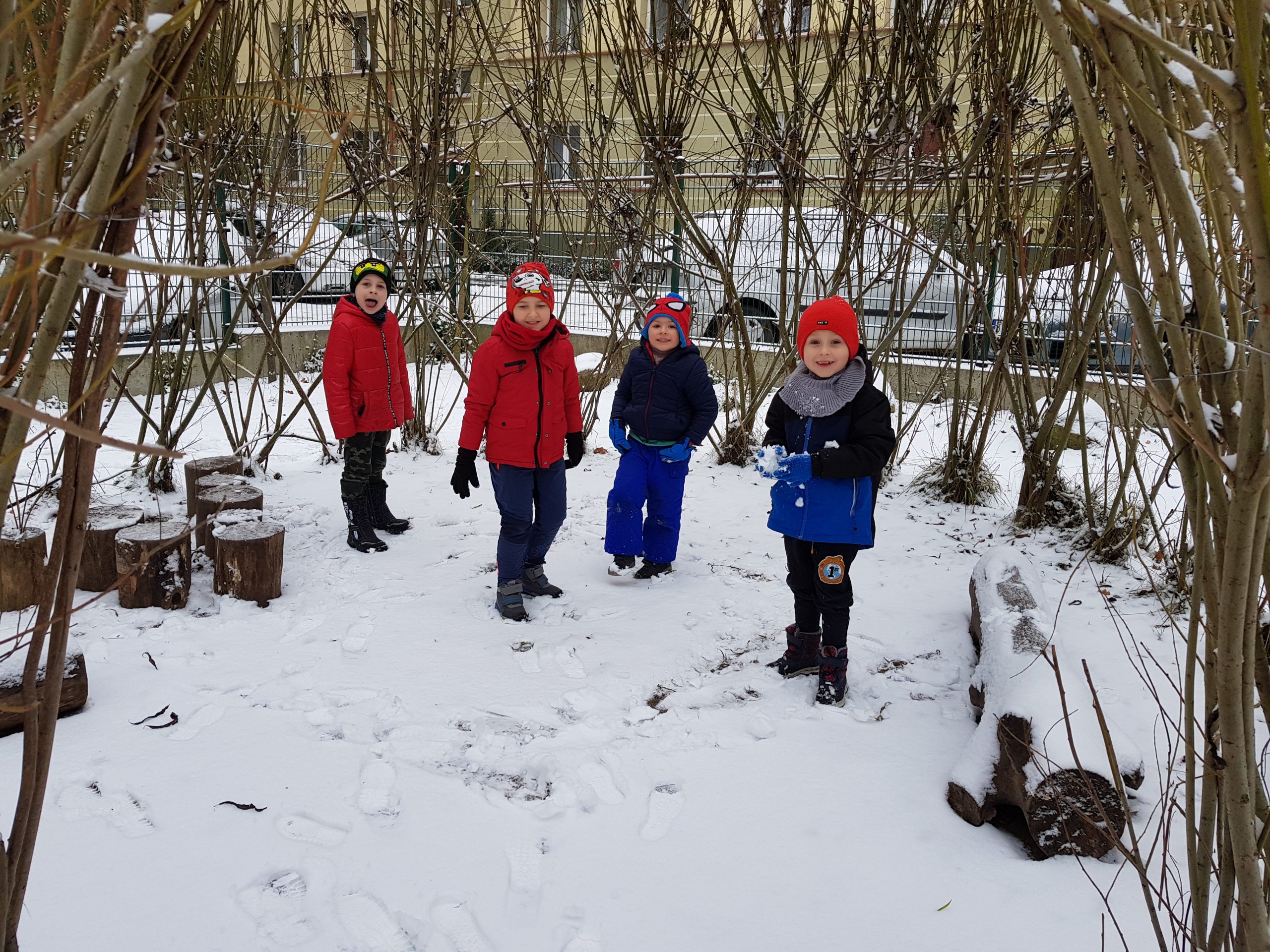 Zabawy na śniegu – grupa VIII