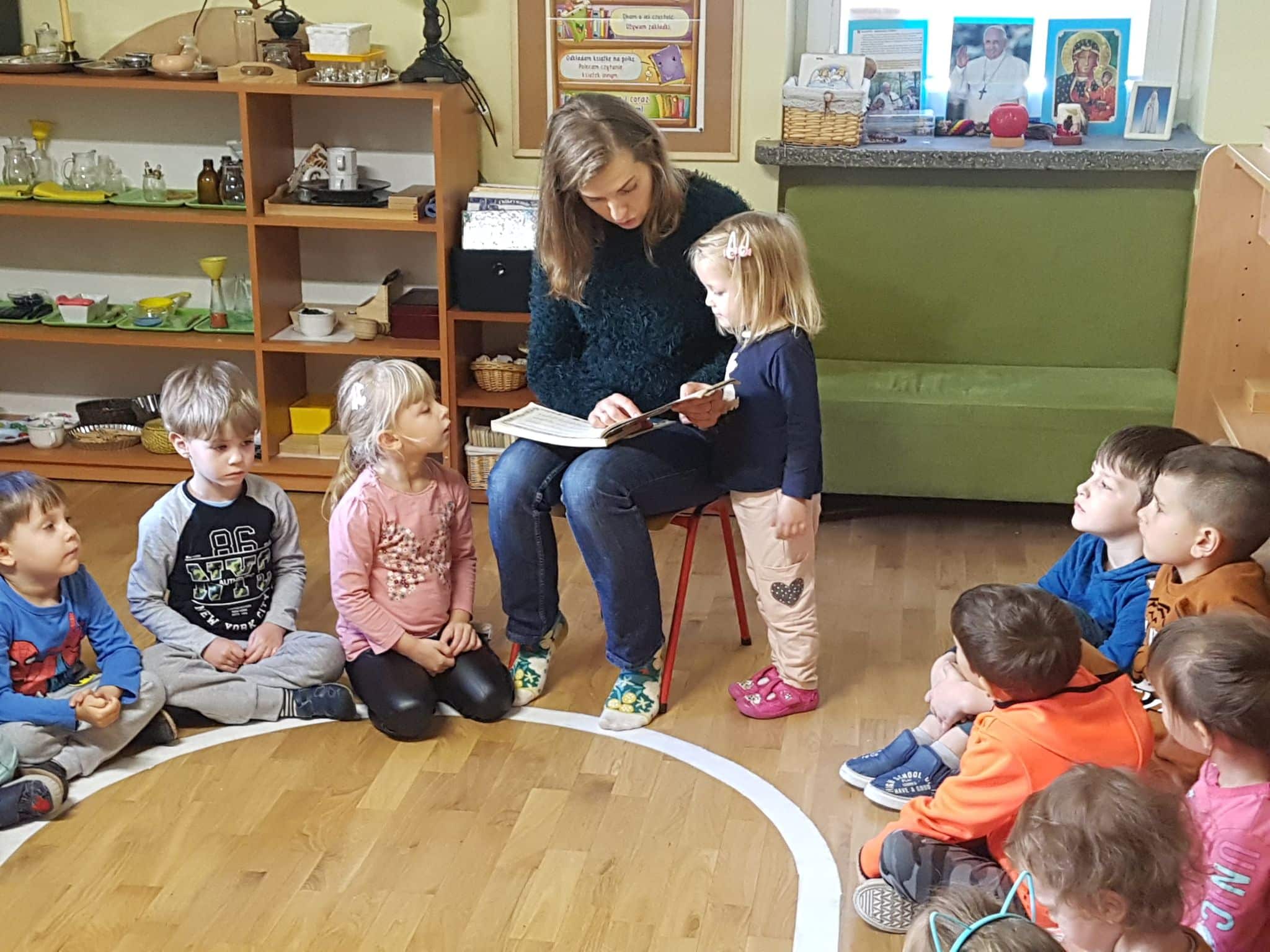 Mama Lidki czyta dzieciom – grupa VII