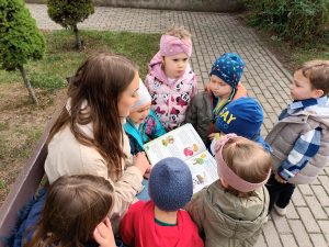 Pani Gosia czyta dzieciom książkę o lesie