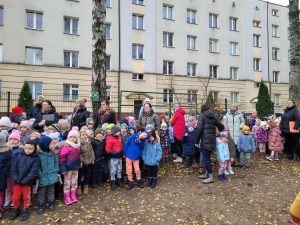 Dzieci stojące w wyznaczonym miejscu w ogrodzie przedszkolnym