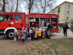 Dzieci z grupy IV na tle wozu strażackiego