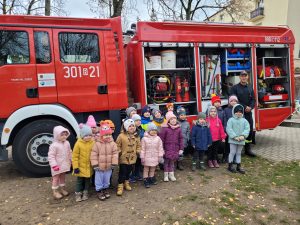 Dzieci z grupy VI stojące przy wozie strażackim