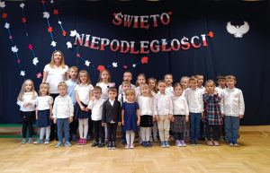 Dzieci i Pani z grupy II pozują do grupowego zdjęcia