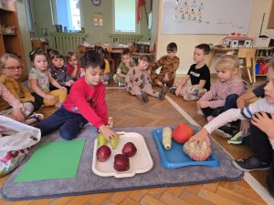 Chłopiec wykłada owoce na dywanik