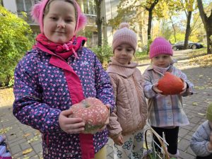 Dwie dziewczynki trzymają warzywa w dłoniach