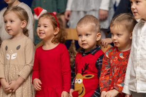 Hania, Nela, Ignaś i Lila zadowoleni śpiewają kolęde