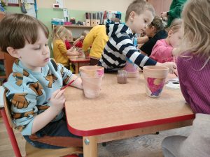 Malujemy wiosenne doniczki.