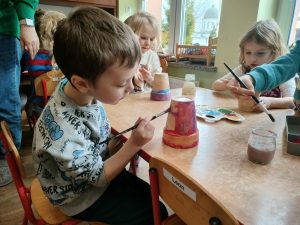 Powstają wiosenne doniczki pełne kolorów.