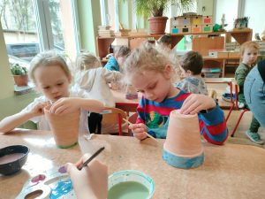 Przedszkolni artyści w akcji.