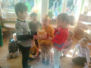 Zdmuchujemy świeczki na torcie