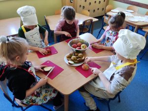 1. Dzieci kroją owoce i warzywa.