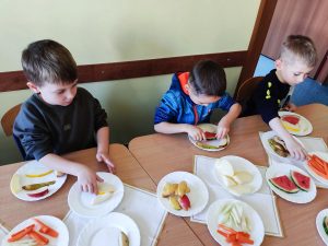 10. Chłopcy układają z warzyw i owoców kompozycje.