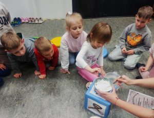 Doświadczenie z mąki i wody.