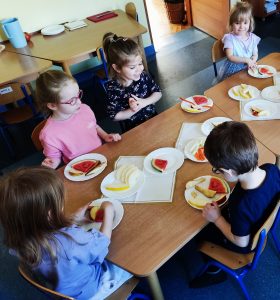 11. Przedszkolaki tworzą kompozycje na talerzu.