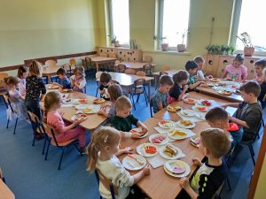 12. Dzieci układają kompozycje na talerzu.