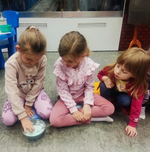 Obserwowanie doświadczenia.