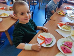 13. Filip tworzy kompozycję z witamin.