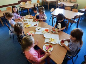 14. Dzieci układają kompozycje.