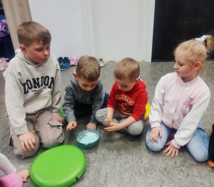 Obserwowanie eksperymentu.