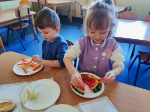 15. Klara i Nikodem tworzą kompozycje.