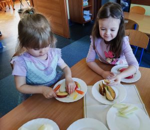 16. Dziewczynki układają kompozycje.