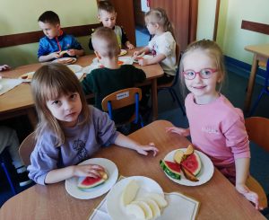 17. Dziewczynki tworzą kompozycje z witamin.