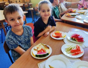 19. Inga i Michał tworzą kompozycję na talerzu.