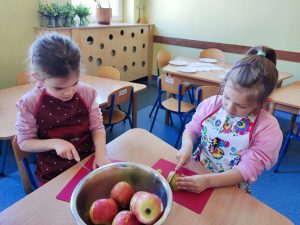 2. Laura i Ola kroją owoce.