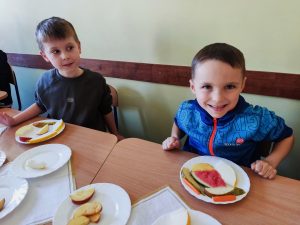 20. Chłopcy tworzą kompozycje na talerzu.