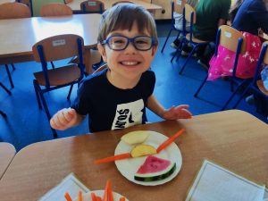 21. Antoś z radością ułożył witaminkową kompozycję na talerzu.