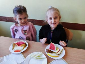 22. Dziewczynki z radością czekają na degustację.