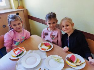 23. Dziewczynki z uśmiechami czekają na degustację warzyw i owoców.