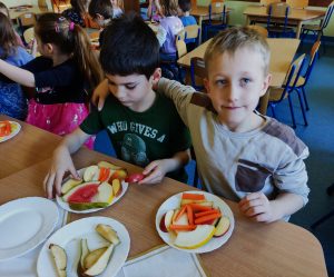 24. Chłopcy ułożyli witaminkowe kompozycje.