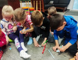 Kolorowanie kamieni.