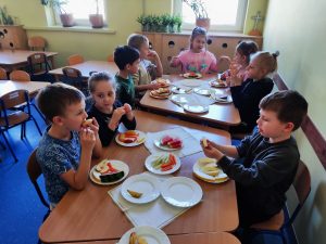 25. Dzieci degustują warzywa i owoce.