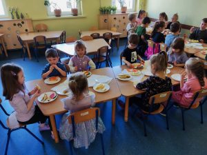 26. Dzieci z apetytem jedzą witaminki.