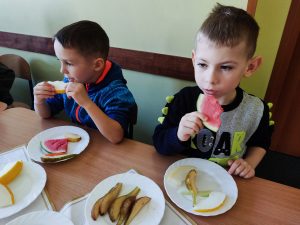 28. Pyszne owoce i warzywa.