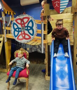 Zabawa na zjeżdzalni.