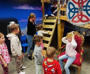 Przymierzanie korony.