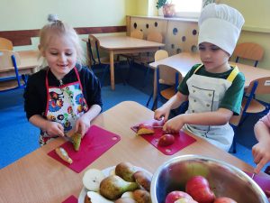 3. Emilka i Kuba kroją owoce.