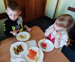 31. Degustacja warzyw i owoców.