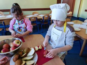 4. Ola i Paweł kroją owoce i warzywa.