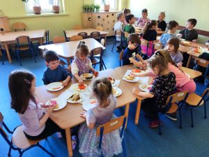 6. Przedszkolaki układają kompozycje na talerzu.