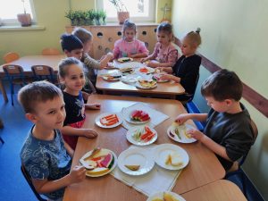 7. Dzieci tworzą witaminkowe kompozycje.